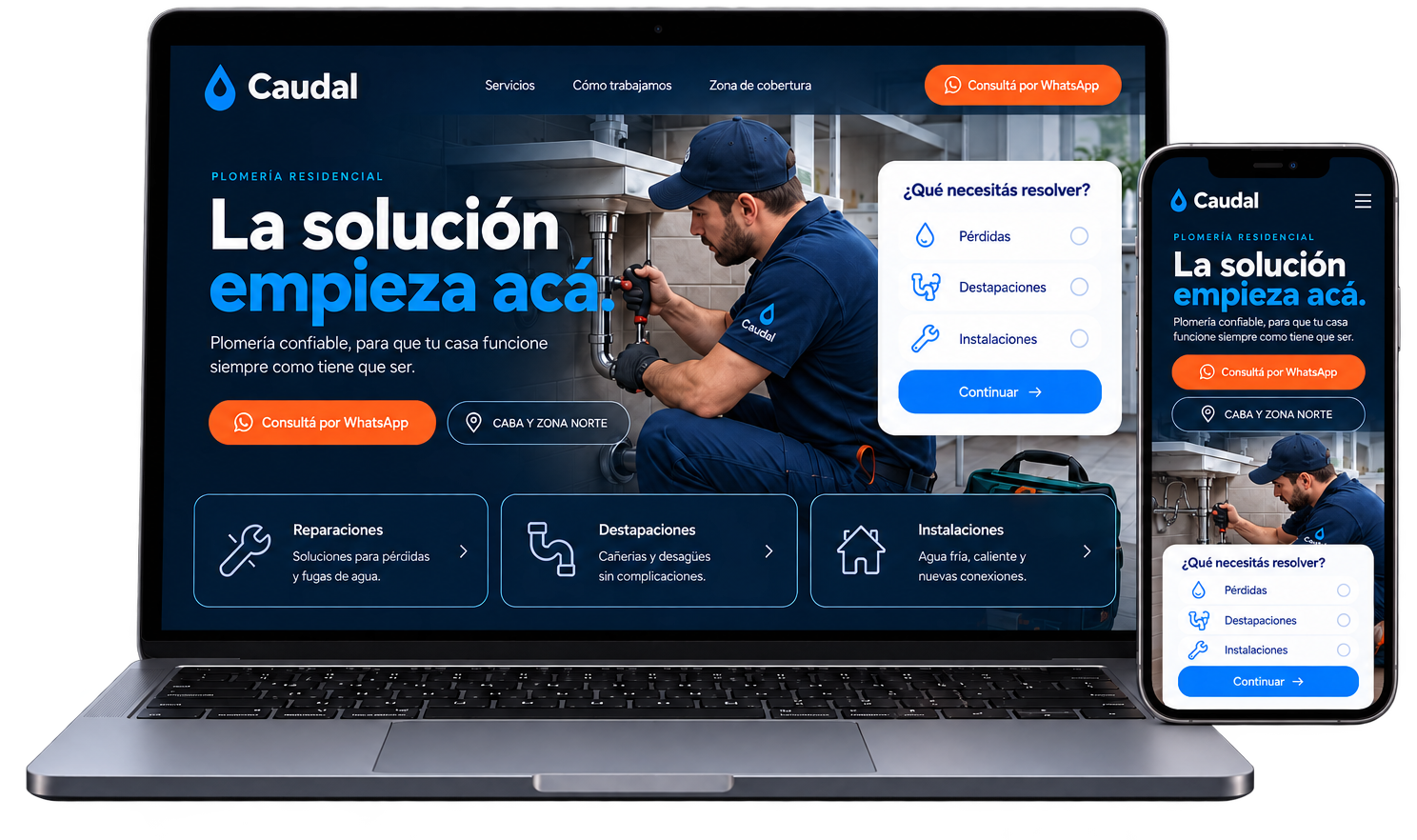 Concepto de sitio para Caudal, plomería residencial, en una notebook y un celular: título «La solución empieza acá», botón de WhatsApp y un selector de pérdidas, destapaciones o instalaciones.